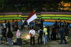 Puluhan Mahasiswa yang tergabung dalam kelompok Cipayung bersama komunitas Punk Kuningan saat menggelar aksi doa bersama pasca insiden bom Sarinah di Jakarta.